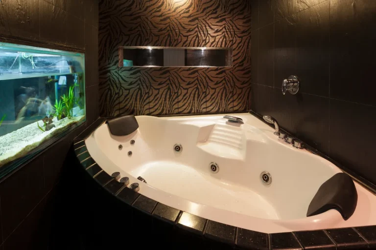 Bồn tắm massage thủy lực là một thiết bị tắm cao cấp được trang bị hệ thống phun nước và khí để massage cơ thể.