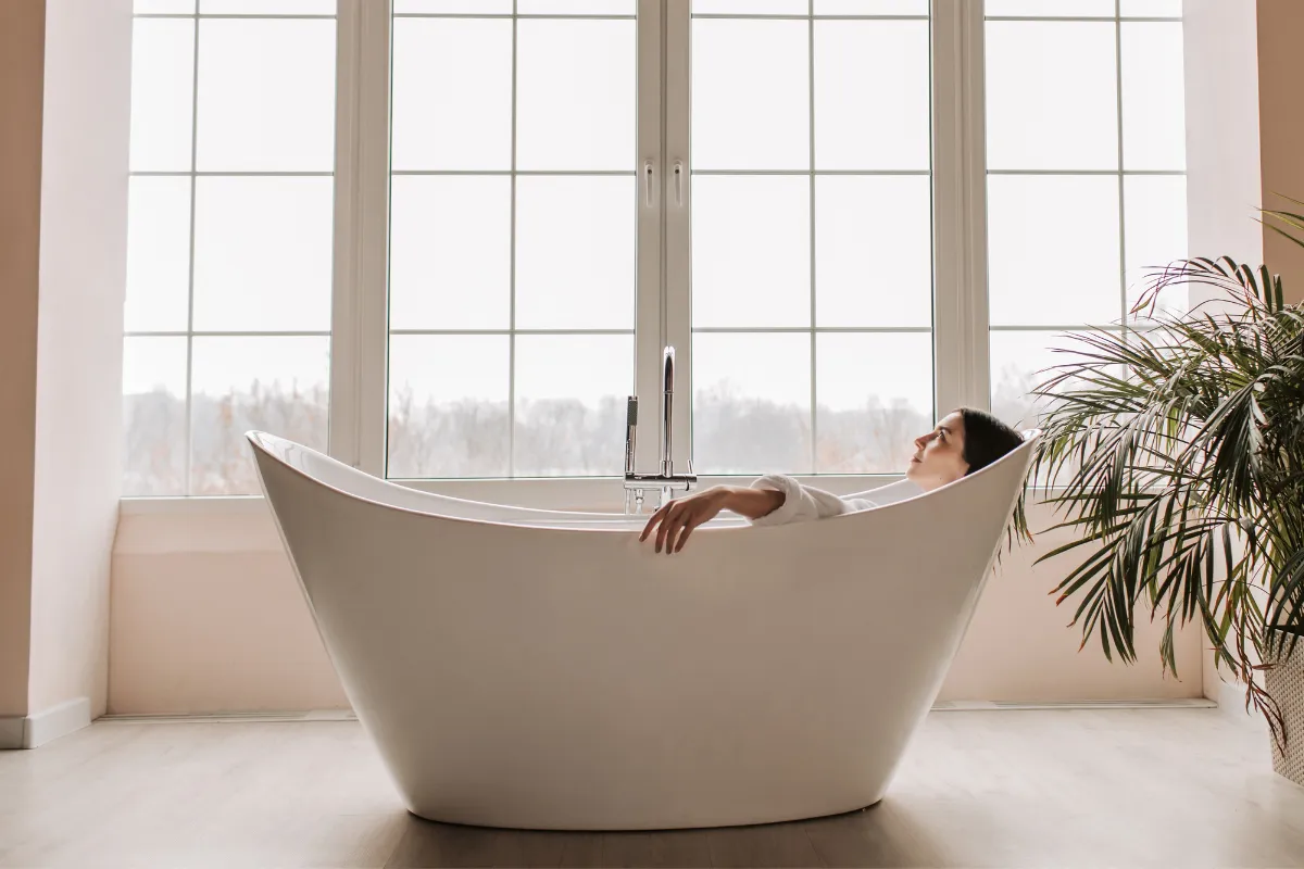 Ngâm mình trong bồn tắm sau một ngày làm việc mệt mỏi là cách tuyệt vời để giảm căng thẳng và cải thiện tâm trạng. Ngâm mình trong bồn tắm sau một ngày làm việc mệt mỏi là cách tuyệt vời để giảm căng thẳng và cải thiện tâm trạng.