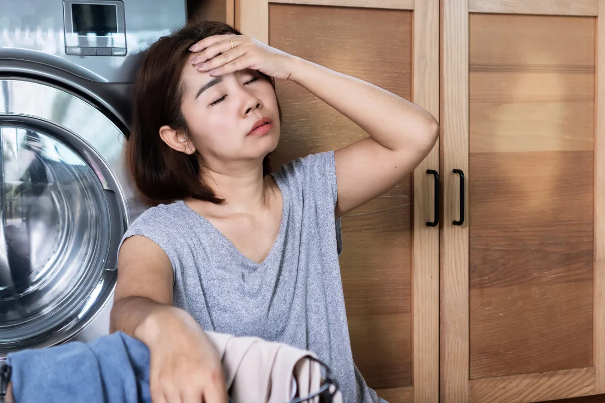 Nhiệt độ cao trong khi tắm nước nóng khiến cơ thể đổ mồ hôi nhiều hơn, dẫn đến tình trạng mất nước nếu không bổ sung đủ lượng nước. Nhiệt độ cao trong khi tắm nước nóng khiến cơ thể đổ mồ hôi nhiều hơn, dẫn đến tình trạng mất nước nếu không bổ sung đủ lượng nước.