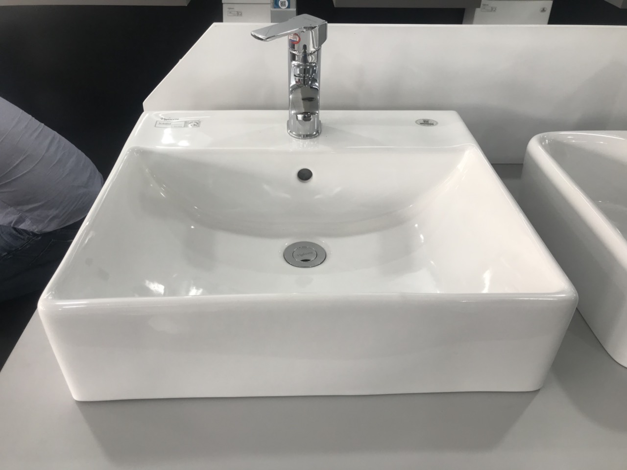 Lavabo vuông đặt bàn