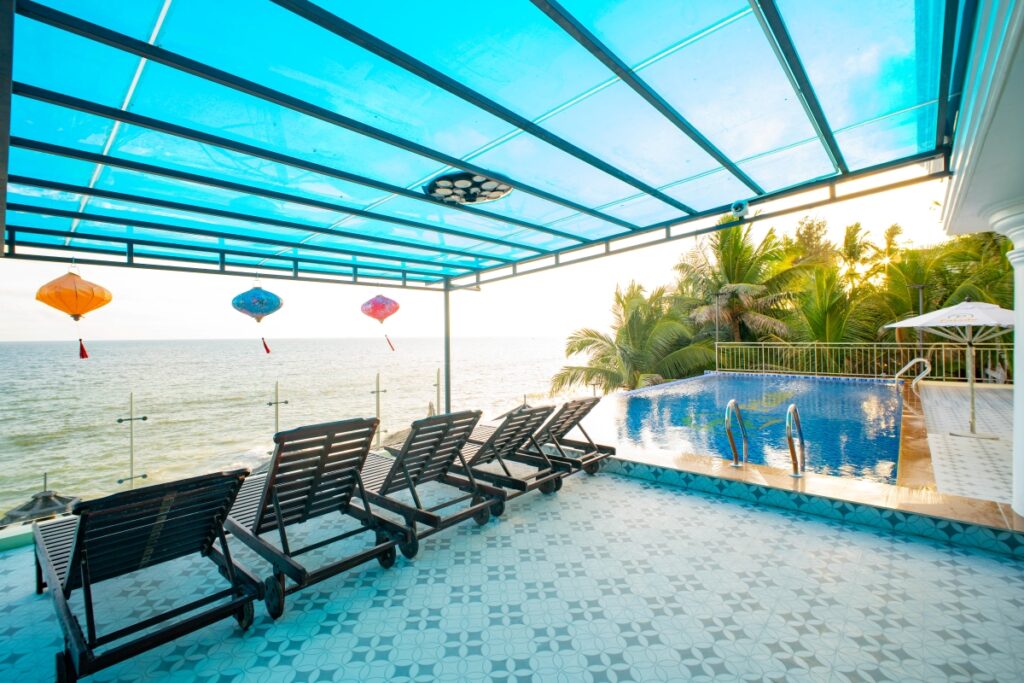 Bể bơi vô cực tại Khách sạn Palado Hotel