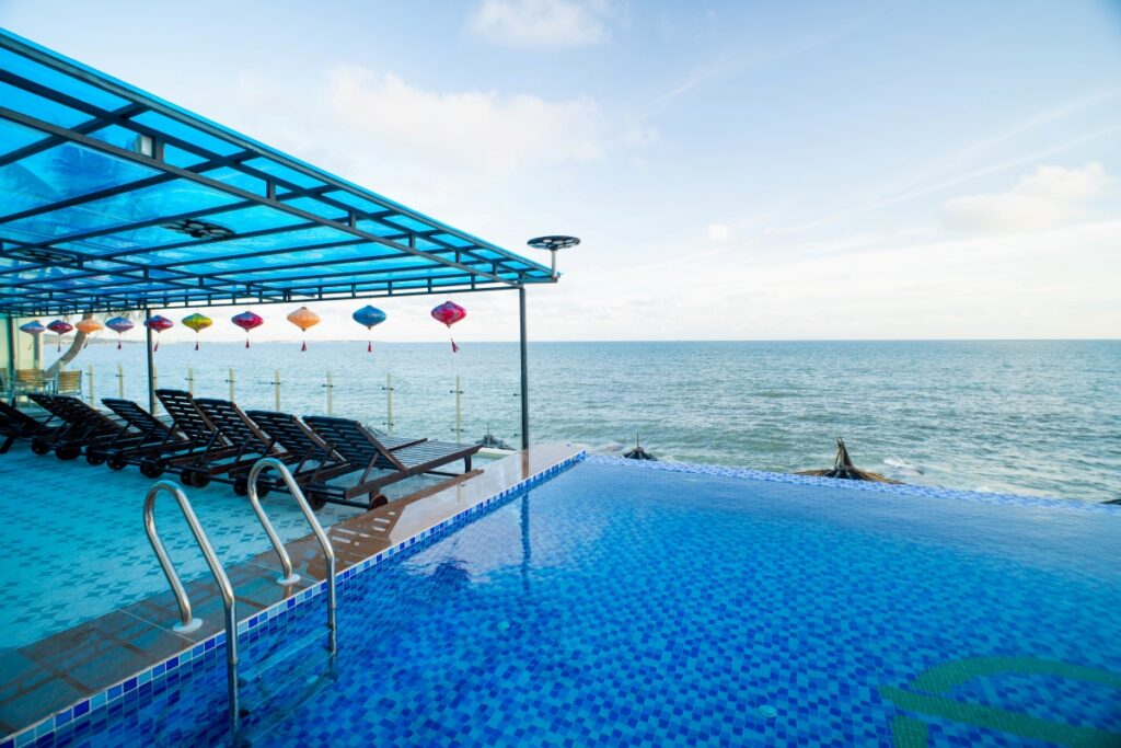 Bể bơi vô cực tại Khách sạn Palado Hotel