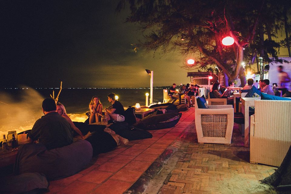 Ngồi cafe biển ngắm Mũi Né về đêm