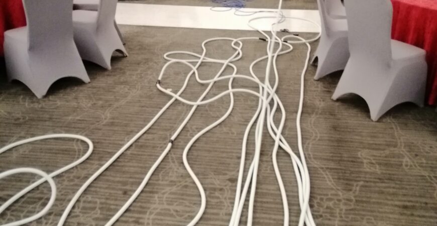 Nhân công kéo dây mạng