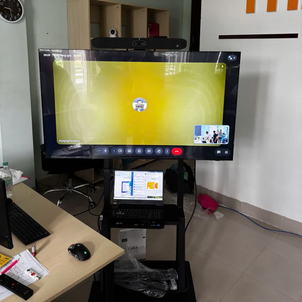 lắp đặt poly studio v12 với tivi giá treo di động copy 1x1