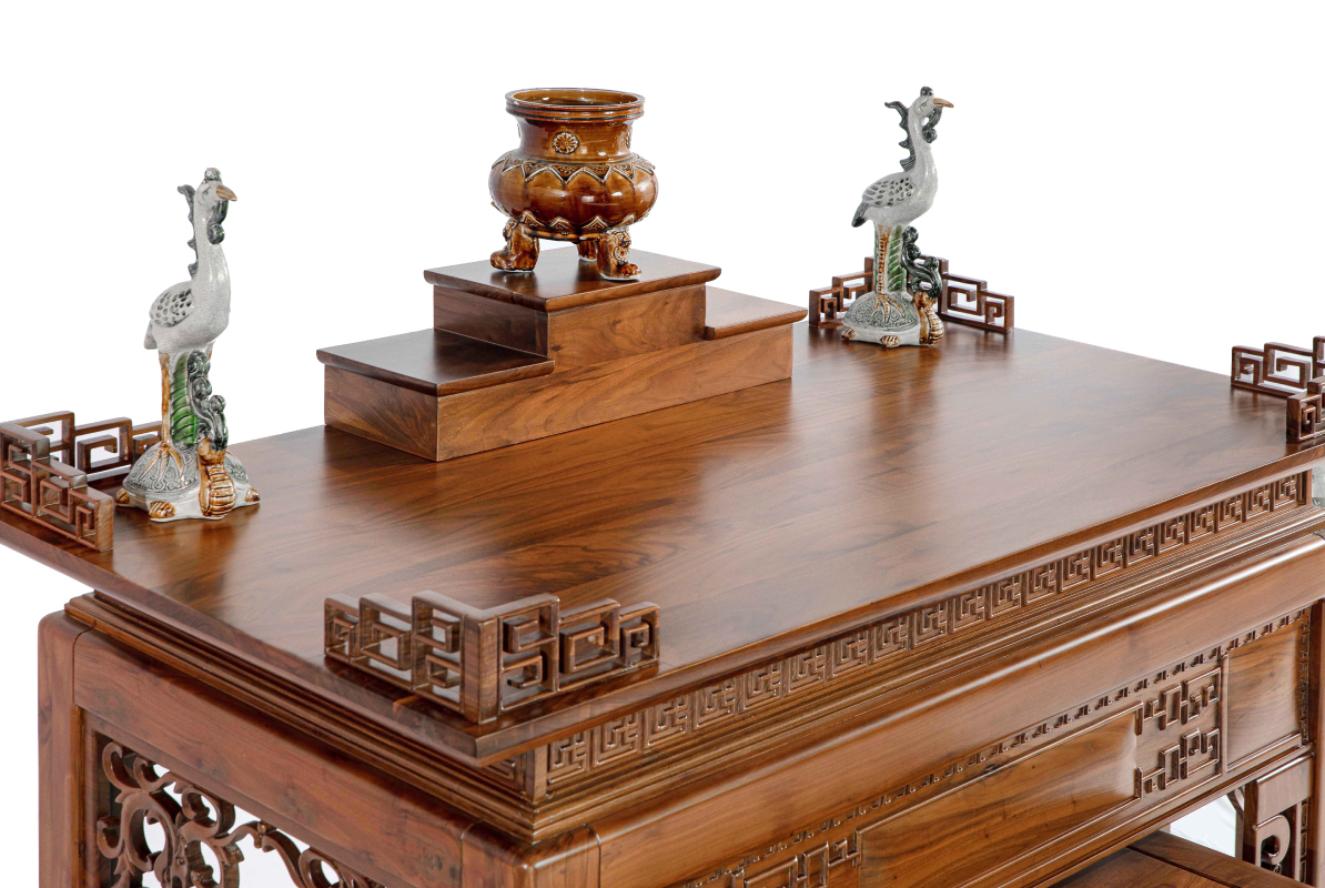 Xà ngang trần nhà đặt trên bàn thờ sẽ xảy ra hệ lụy gì? Cùng tìm hiểu.