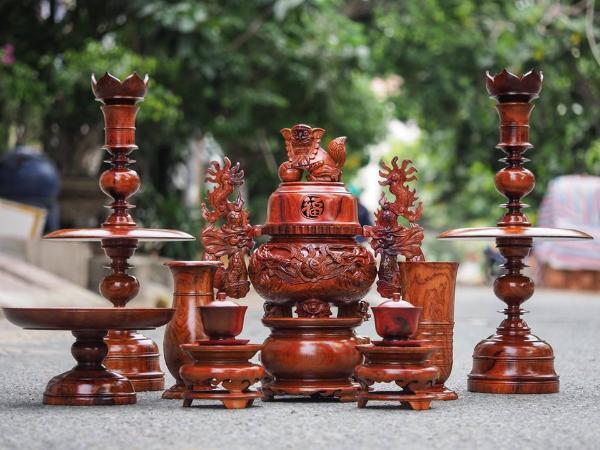 Đồ thờ cúng được làm bằng gỗ và các cách để chọn nguyên liệu khi mua.