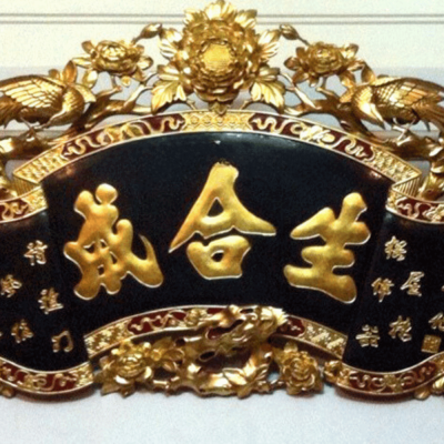 Cuốn Thư chạm Hồng Trĩ