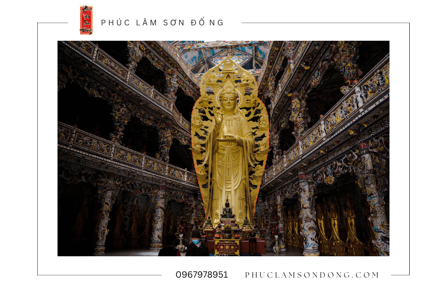 Tượng Bồ Tát Quan Âm trong nhà bằng bê tông cốt thép cao nhất Việt Nam và tượng Phật Quán Thế Âm Bồ Tát làm bằng hoa bất tử tại Chùa Linh Phước - Lâm Đồng