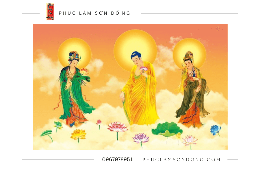Bồ Tát Đại Thế Chí đứng bên phải của Đức Phật A Di Đà, đeo chuỗi anh lạc và tay cầm hoa sen xanh