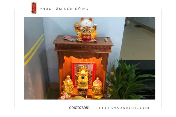đặt Mèo Thần Tài trên bàn thờ Ông Địa Thần Tài