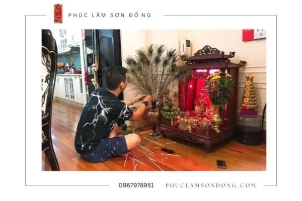 lông công bàn thờ Thần Tài