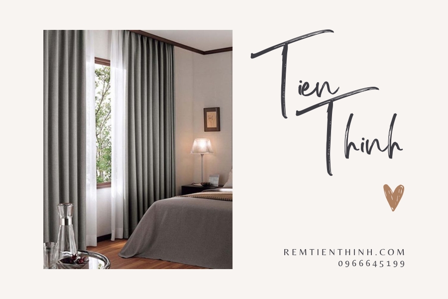 Rèm cửa tối màu với tường trắng tạo sự đối lập cuốn hút