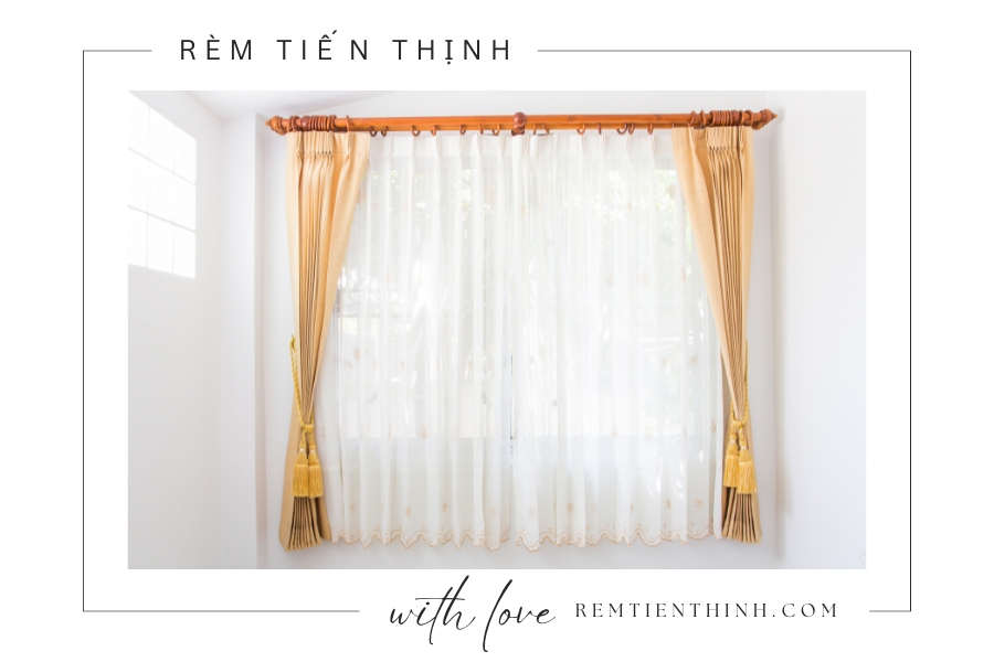 Rèm màu vàng ăn gian diện tích cho căn phòng