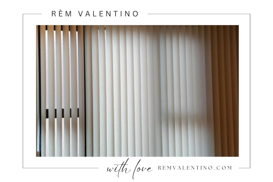 Vệ sinh thường xuyên để rèm lá dọc được bền và sạch đẹp