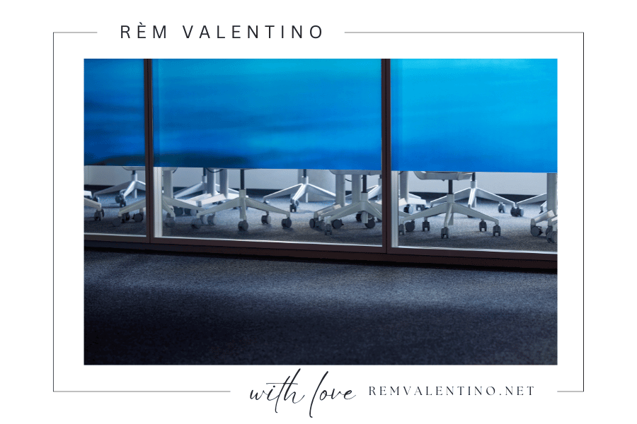 Với rèm cửa, bạn có thể kiểm soát ánh sáng và sự riêng tư trong không gian làm việc của mình.