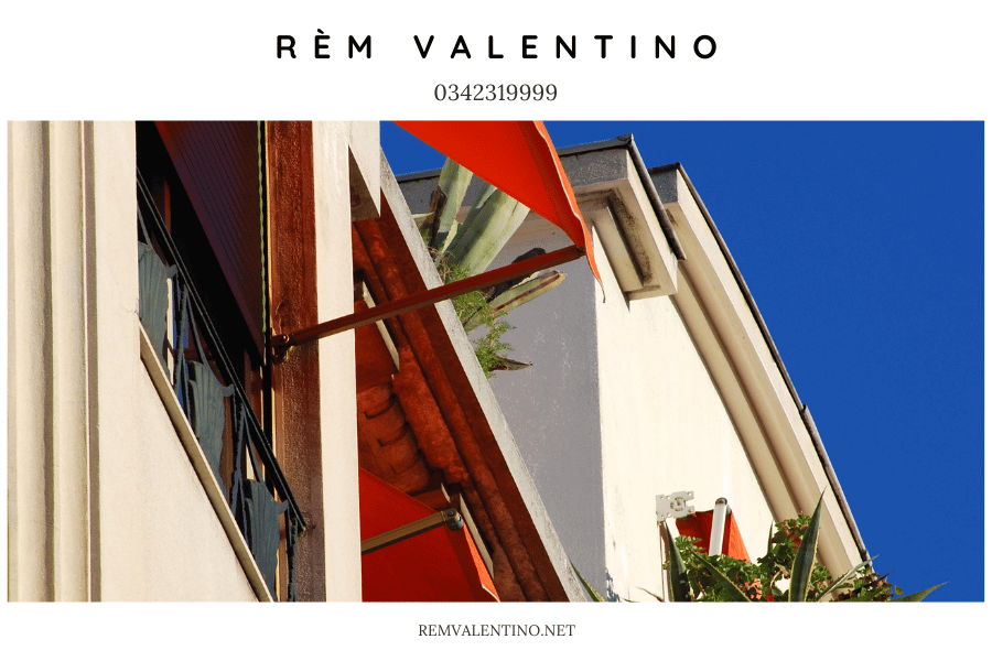 Chìm trong không gian ban công bảo vệ bởi bạt che nắng.