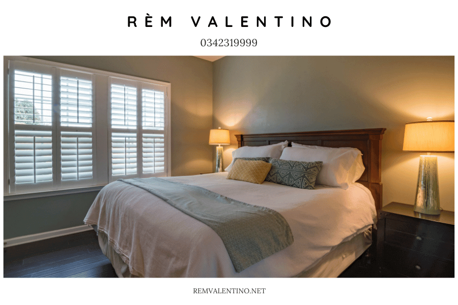 Lắp đặt rèm cửa để biến căn phòng trở thành một nơi nghỉ ngơi ấm áp và thư thái.