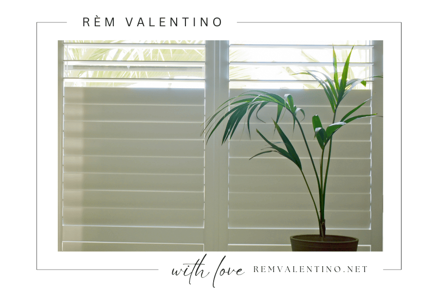 Bảo vệ sự riêng tư mà không làm mất đi phong cách với rèm gỗ.