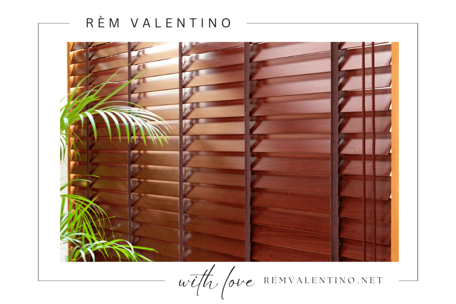 Đắm mình trong sự quyến rũ tự nhiên của rèm gỗ trong ngôi nhà của bạn.