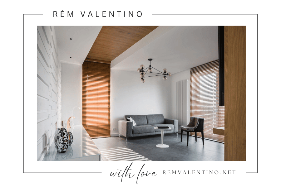 Ánh sáng mặt trời lướt qua rèm gỗ, tạo nên một không gian yên bình.