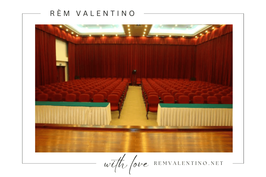 Bước vào thế giới của sự phấn khích và nghệ thuật với phông hội trường, sân khấu tuyệt đẹp.