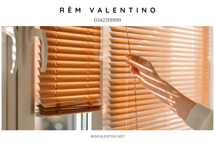 Rèm giả gỗ rất được yêu thích hiện nay nhờ tính thẩm mỹ cao, lại giá rẻ và bền bỉ