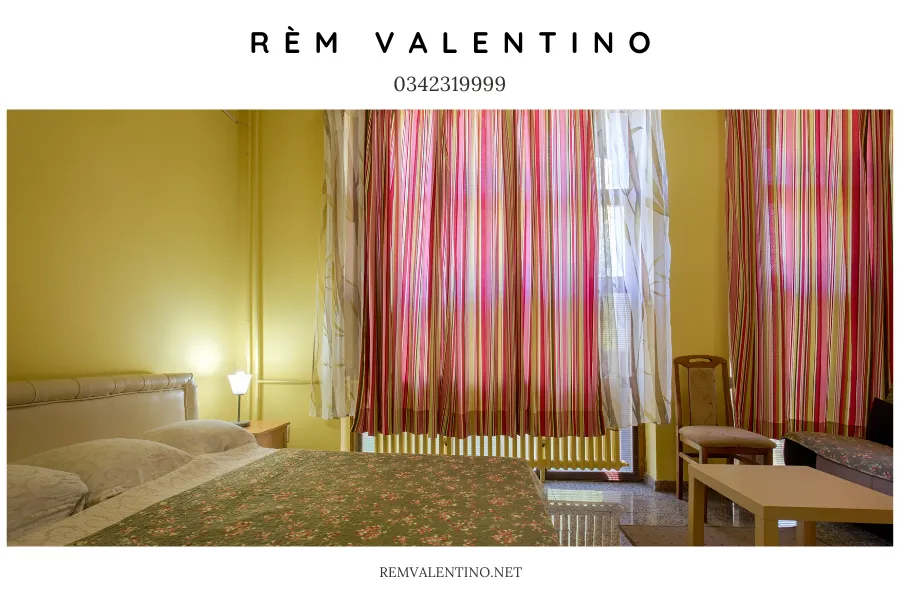 Vẻ sang trọng của tường màu vàng và sự tinh tế của rèm cửa