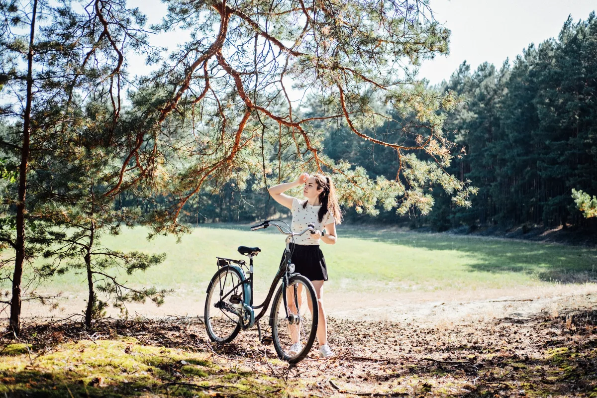 một cô gái đạp xe để nâng cao sức khoẻ