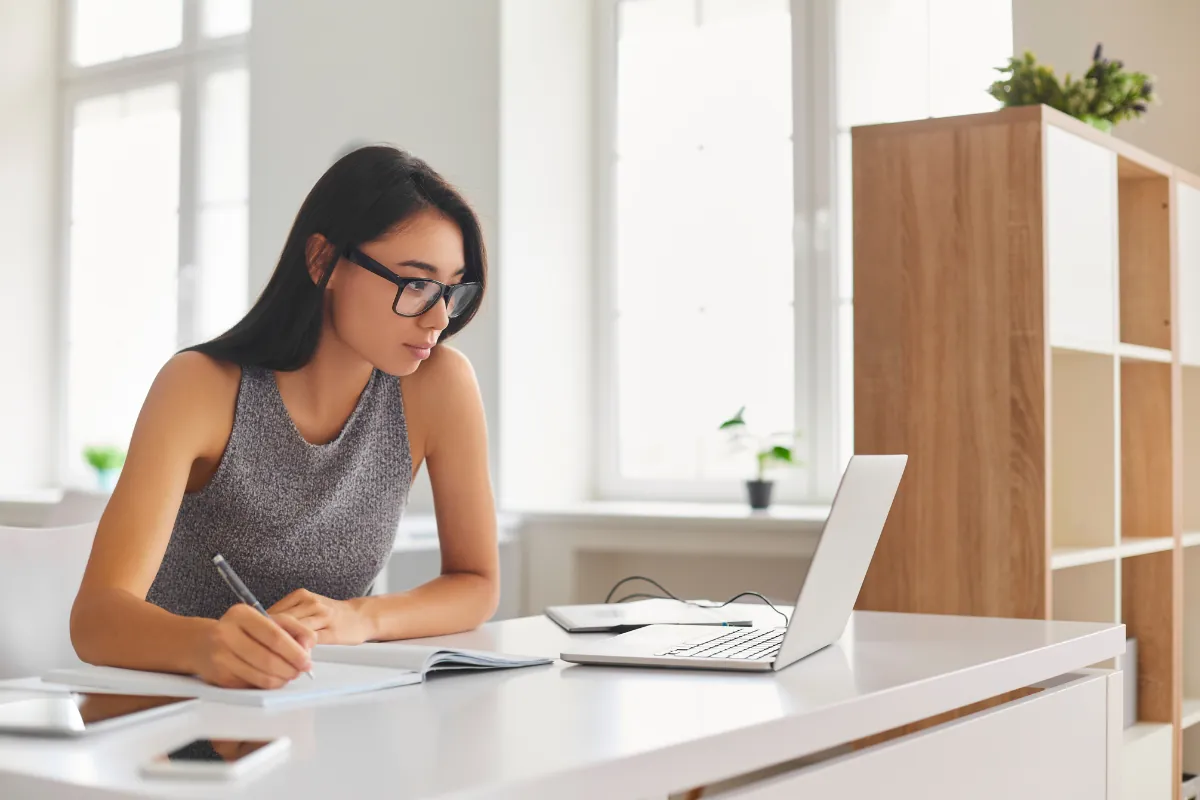 Chụp lại khoảnh khắc lúc ghi chép