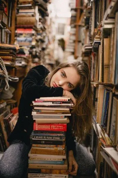 Chống cằm lên gáy sách