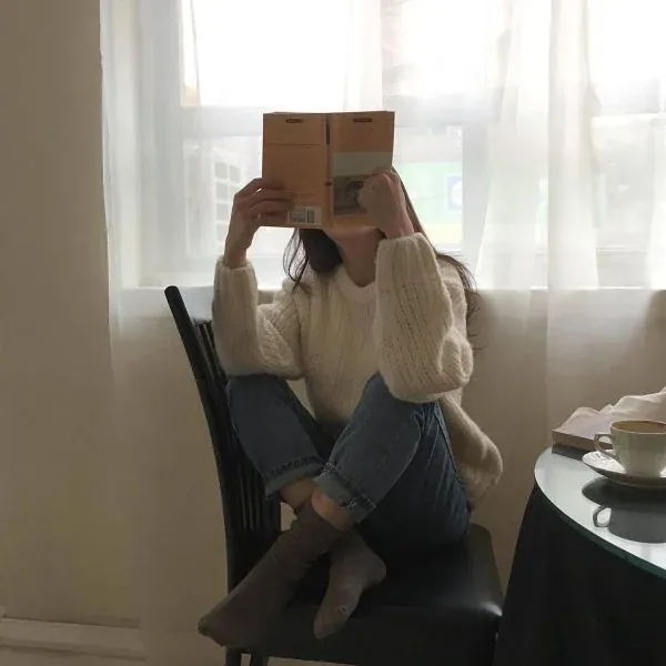 Tạo dáng ngồi co chân đọc sách