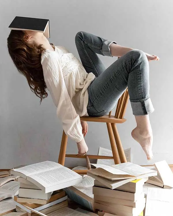 Để sách úp lên đầu