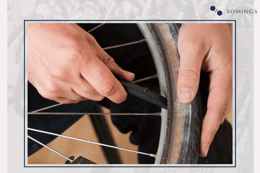 Bạn cần sử dụng cần gạt lốp để tháo lốp ra khỏi mâm