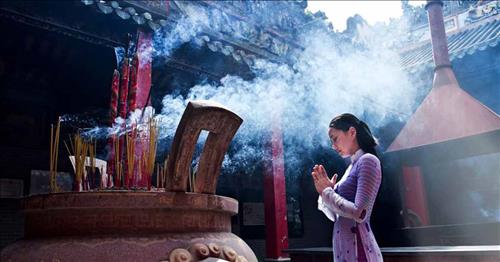 Cach dang huong khi le cung o nha, o chua, o den hinh anh