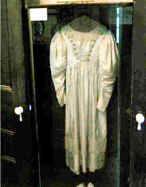 Chiec vay cuoi bi quy am hinh anh