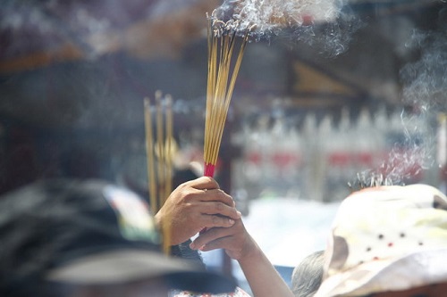 Thap huong tho cung trong ngay tet