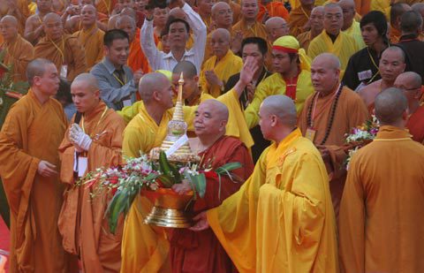 Đón xá lợi về chùa Quán Sứ Don xa loi ve chua Quan Su