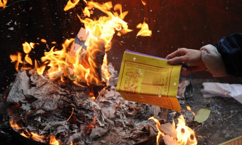 Đốt vàng mã trong tháng Cô hồn thế nào cho chuẩn Dot vang ma trong thang Co hon the nao cho chuan