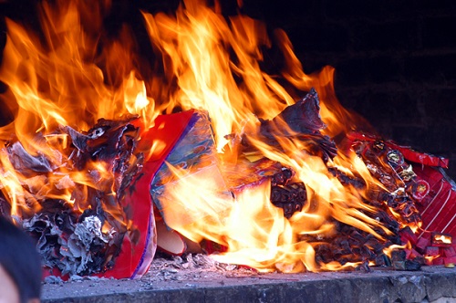 Đốt vàng mã vô tình mắc tội mà không biết hình ảnh Dot vang ma vo tinh mac toi ma khong biet hinh anh