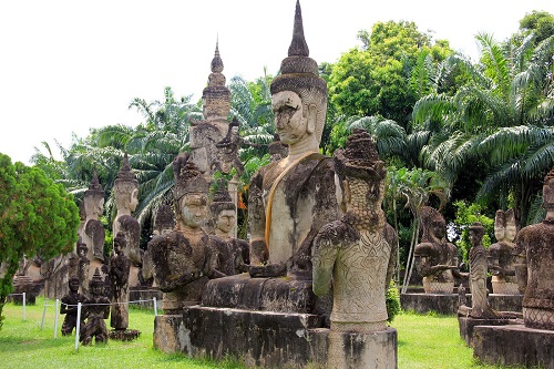 Ghe tham vuon tuong Phat tai Lao Wat Xiengkuane hinh anh