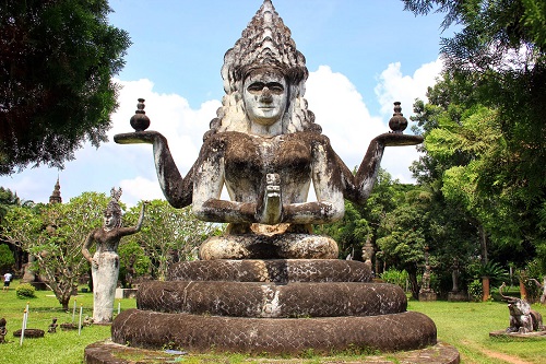 Ghe tham vuon tuong Phat tai Lao Wat Xiengkuane hinh anh