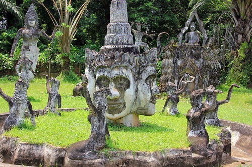 Ghe tham vuon tuong Phat tai Lao Wat Xiengkuane hinh anh