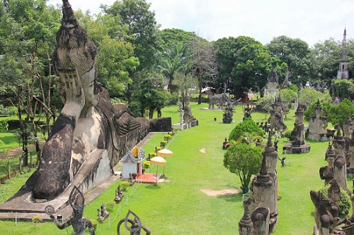 Ghe tham vuon tuong Phat tai Lao Wat Xiengkuane hinh anh