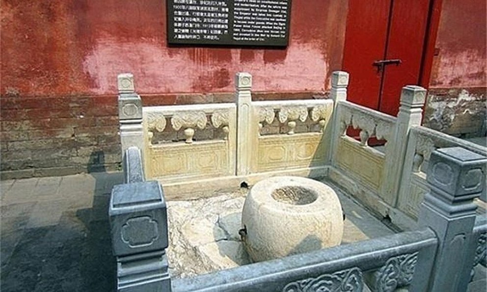 Tại sao giếng ở Tử Cấm Thành chứa đầy châu báu nhưng không ai dám lấy? - Ảnh 2.