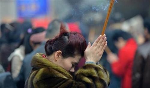 Huong dan cach thap huong dung cach hinh anh 2