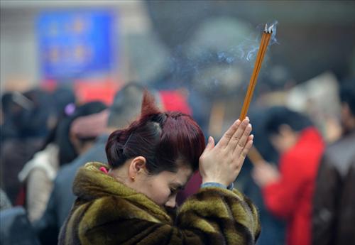 Ngay Tet thap huong nhu the nao cho dung hinh anh