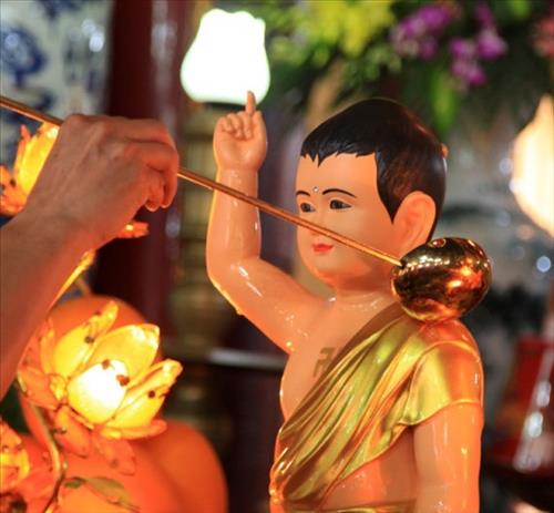 Nghi le tam phat rat quan trong trong ngay le Phat Dan