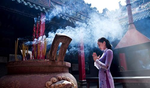 nhung dieu khong nen lam khi di le chua