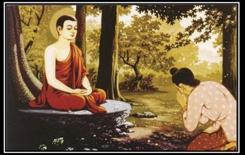 nguoi phu nu dam dua qua luu an do cho duc phat